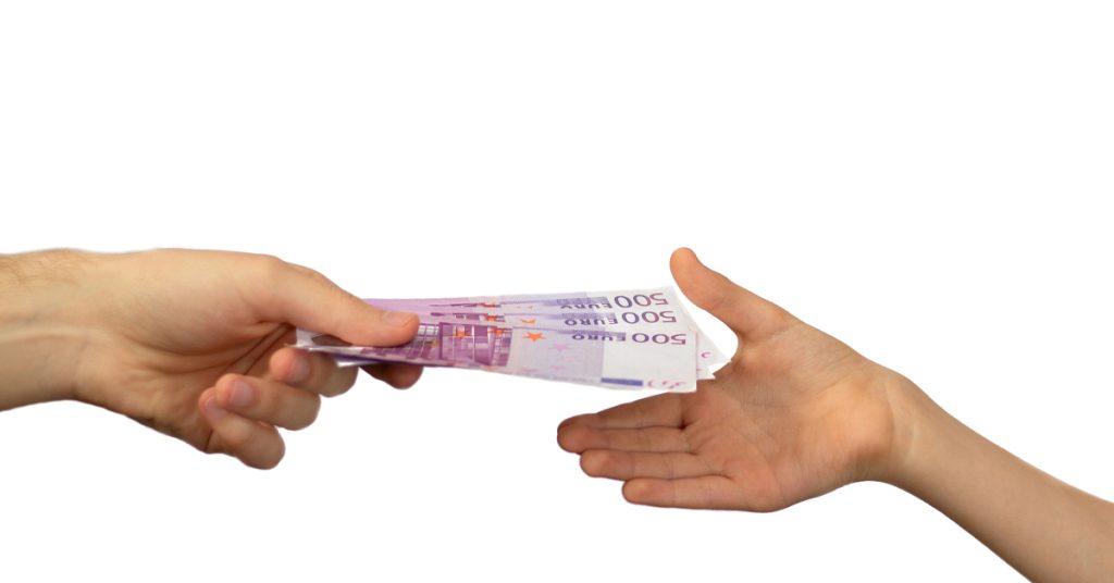 zwei Hände, die zeigen wie das Geld den besitzer wechselt
