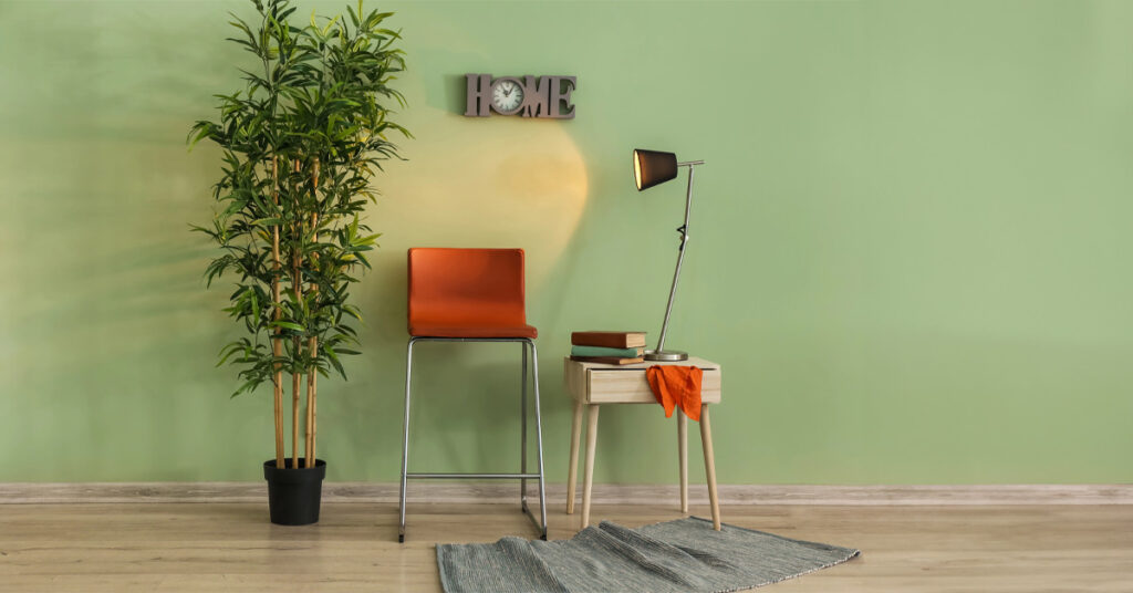 Schlicht eingerichtetes Wohnzimmer mit neutralen Farben und stilvollen Möbeln, das durch professionelles Home Staging optimal für Immobilienbesichtigungen vorbereitet wurde | Home Staging