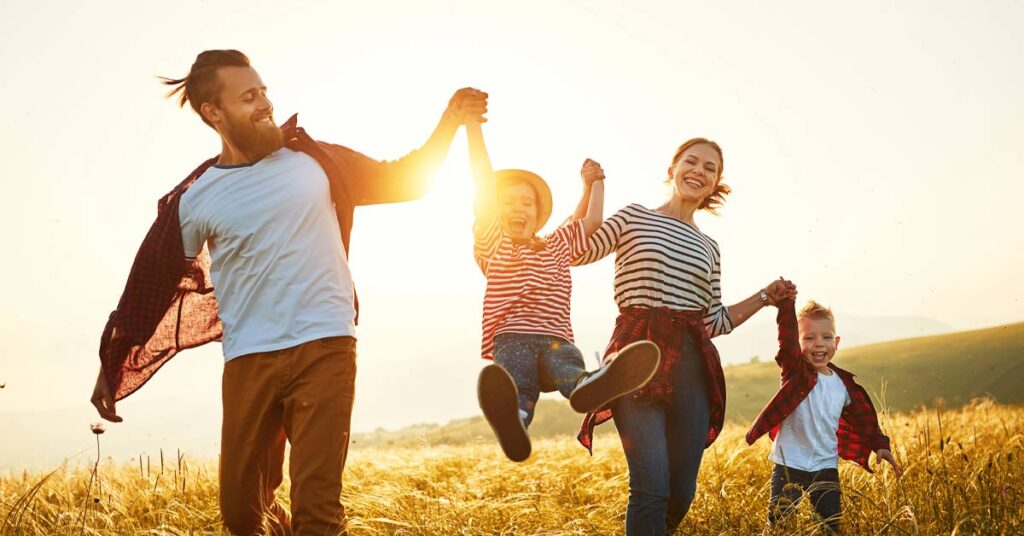 Familie mit Kindern, glücklich in der Natur