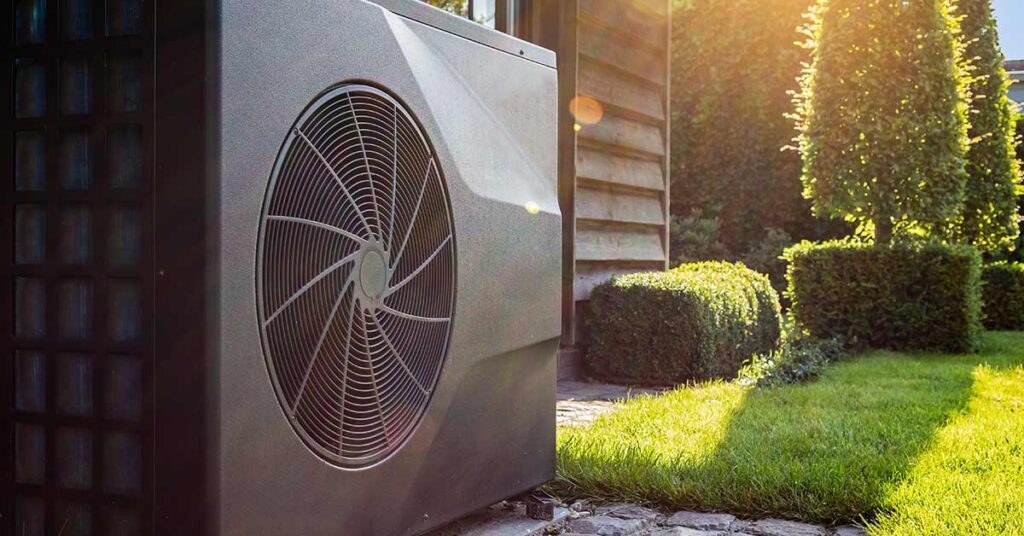 Eine Wärmepumpe im Garten einer Immobilie | Immobilienbewertung